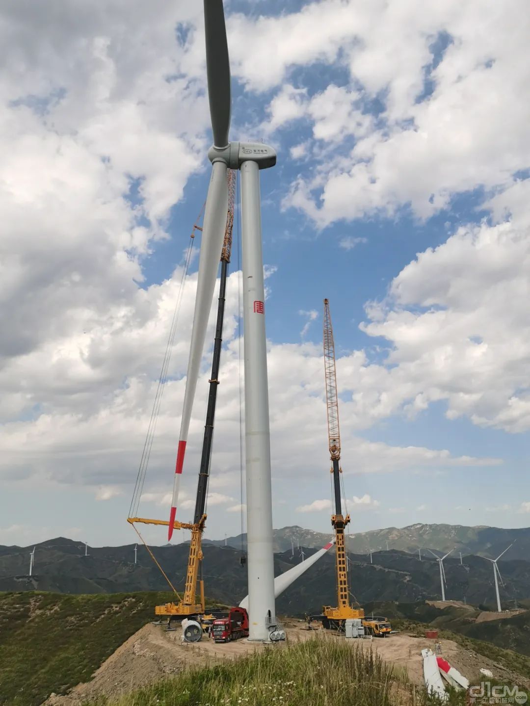 兩臺徐工超級起重機風電吊裝作業(yè)